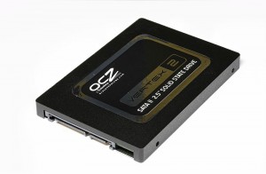 Imagem de um SSD. Fonte: "D-Kuru/Wikimedia Commons"